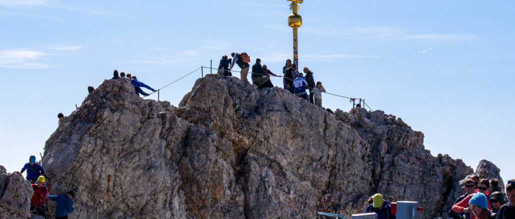 Ein Klettersteig von etwa 80 Metern trennt die Terrasse auf der Zugspitze vom Gipfelkreuz. Auf diesem Stück wurde der junge Mann vom Blitz getroffen. Bild: alpintreff.de / christian schön