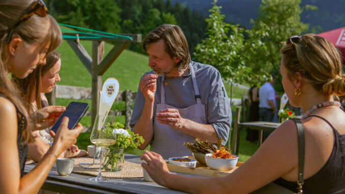 Sternekoch Christian Winkler fungierte als kulinarischer Übersetzer der Region und verwandelte heimische Produkte in ein modernes Drei-Gänge-Menü. © Alpbachtal Tourismus | Mariella van der Zee