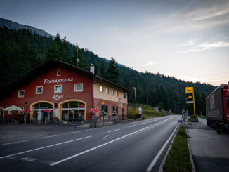 So leer und ruhig wie an diesem frühen Morgen ist es am Fernpass selten. Ein Tunnel soll für schnelleren Verkehrsfluss und weniger Unterbrechungen sorgen. Bild: Christian Schön / alpintreff.de