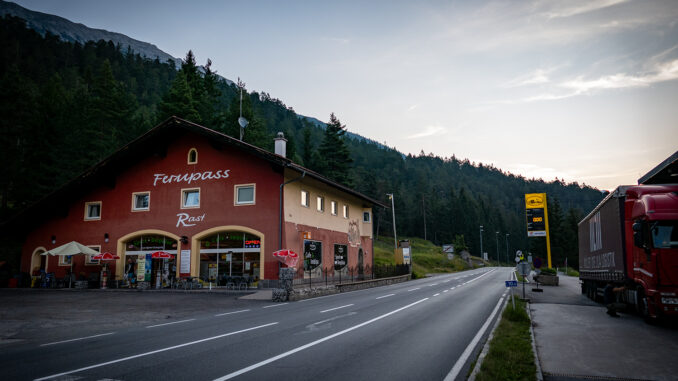 So leer und ruhig wie an diesem frühen Morgen ist es am Fernpass selten. Ein Tunnel soll für schnelleren Verkehrsfluss und weniger Unterbrechungen sorgen. Bild: Christian Schön / alpintreff.de