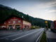 So leer und ruhig wie an diesem frühen Morgen ist es am Fernpass selten. Ein Tunnel soll für schnelleren Verkehrsfluss und weniger Unterbrechungen sorgen. Bild: Christian Schön / alpintreff.de