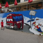 An der Talstation hat sich jemand viel Mühe mit diesem Wandbild gemacht.