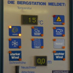Das Wetter auf dem Berg wird Dir unten in der Talstation bereits angezeigt.