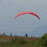 Ein Paraglider startet seinen Flug. Leider war es etwas diesig an diesem Tag. Sonst wird der Ausblick wohl unübertroffen sein!