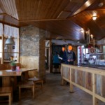 Das Gipfelhaus von innen, in dem man gut essen und trinken kann.
