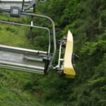 Die gelben Schlitten für die Sommerrodelbahn werden mit dem Sessellift nach oben transportiert.
