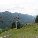 Blick von der "Bergstation" des Sessellifts. Links die Schiene der Sommerrodelbahn.